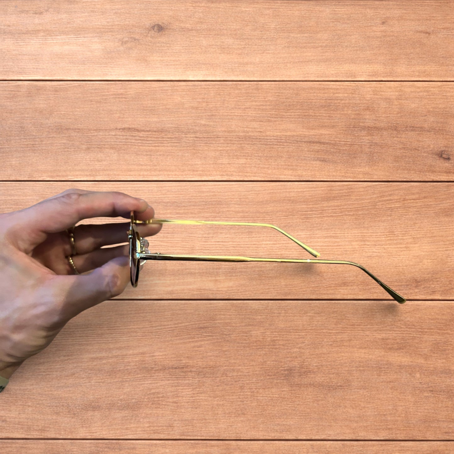 Lovely metal frame polarised sunglasses in gold with black lense.