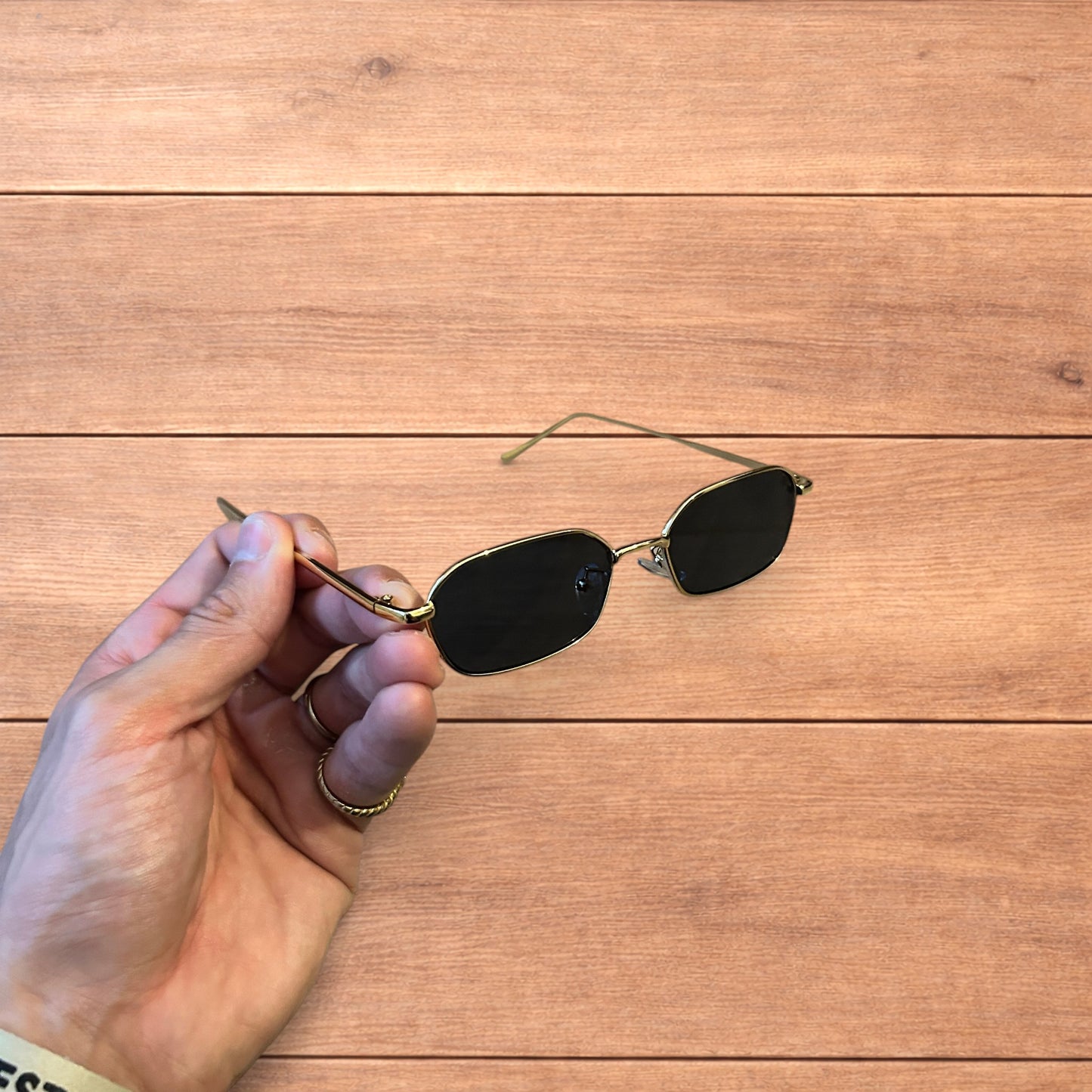 Lovely metal frame polarised sunglasses in gold with black lense.