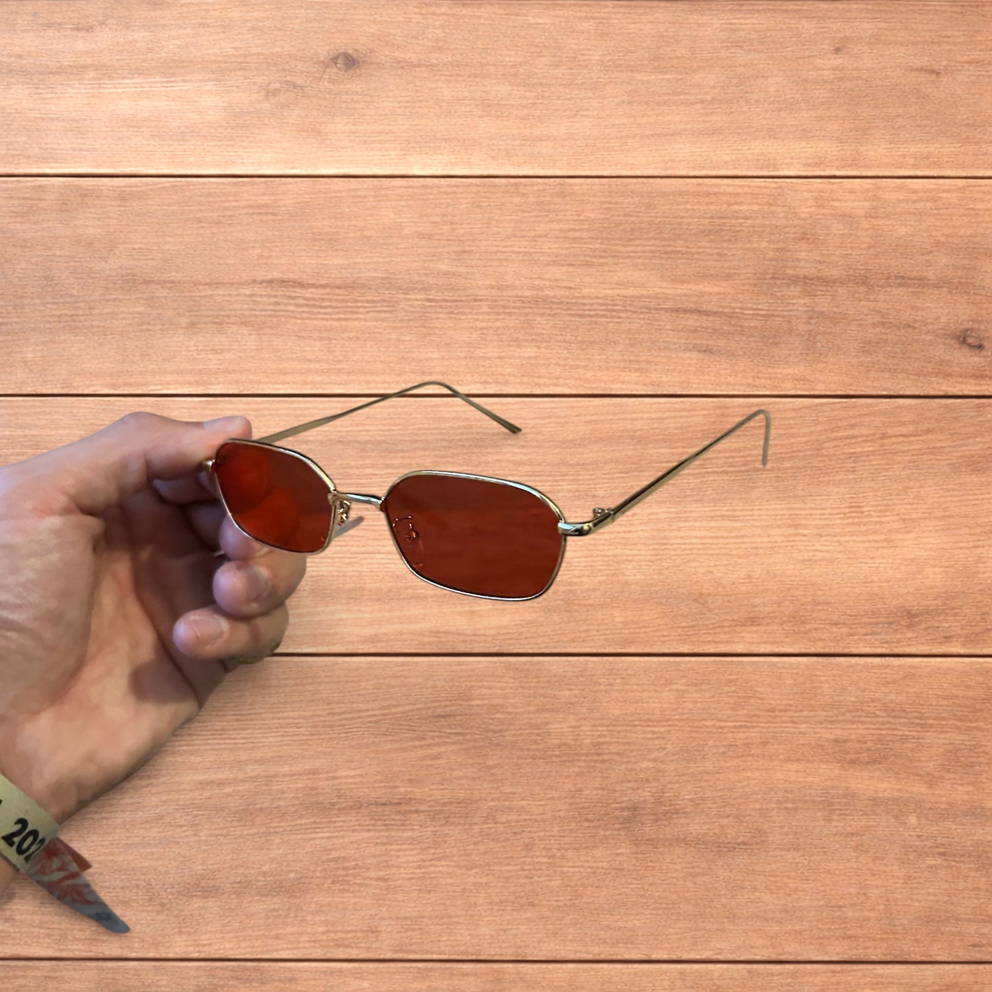 Lovely metal frame polarised sunglasses in gold with red lense.