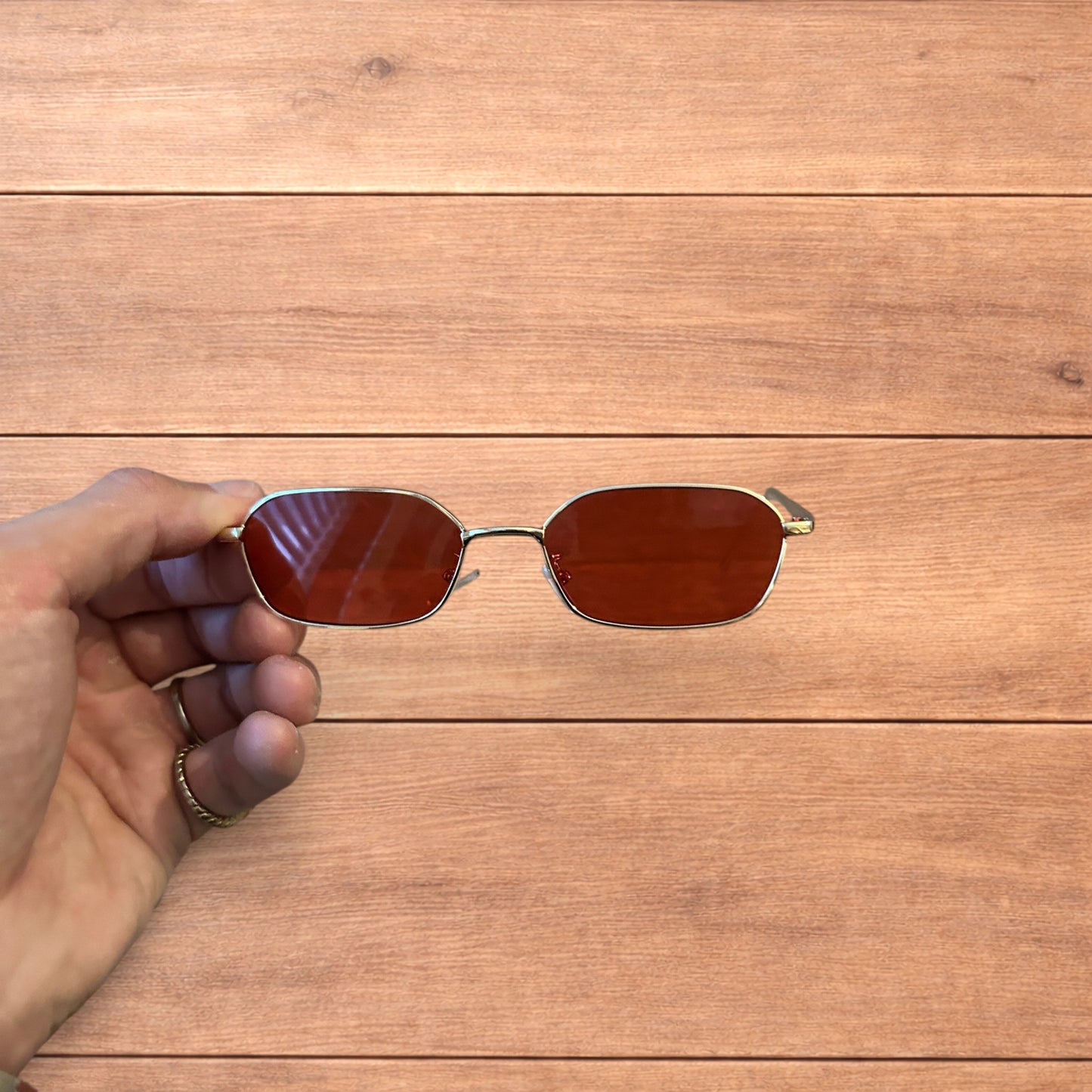 Lovely metal frame polarised sunglasses in gold with red lense.