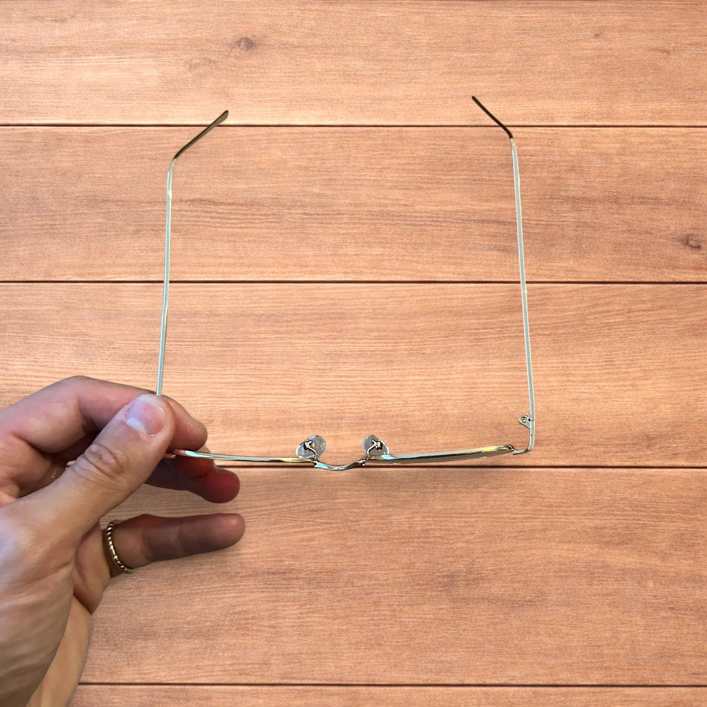 Lovely metal frame polarised sunglasses in gold with red lense.