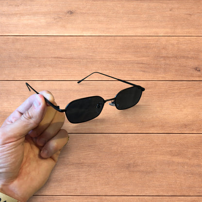 Lovely metal frame polarised sunglasses in black with black lense.