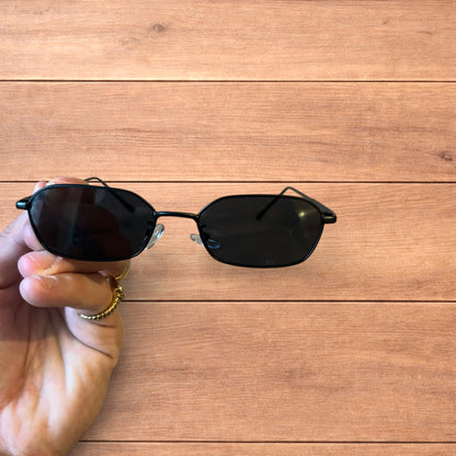 Lovely metal frame polarised sunglasses in black with black lense.