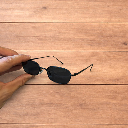 Lovely metal frame polarised sunglasses in black with black lense.