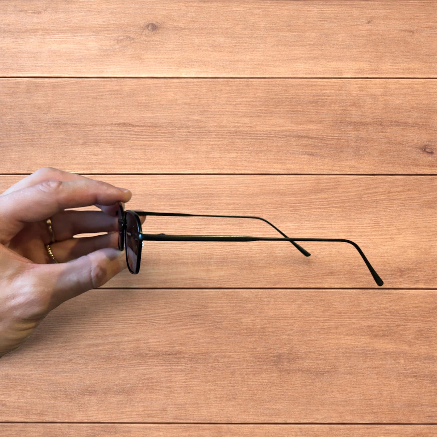 Lovely metal frame polarised sunglasses in black with black lense.