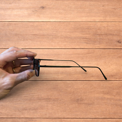 Lovely metal frame polarised sunglasses in black with black lense.