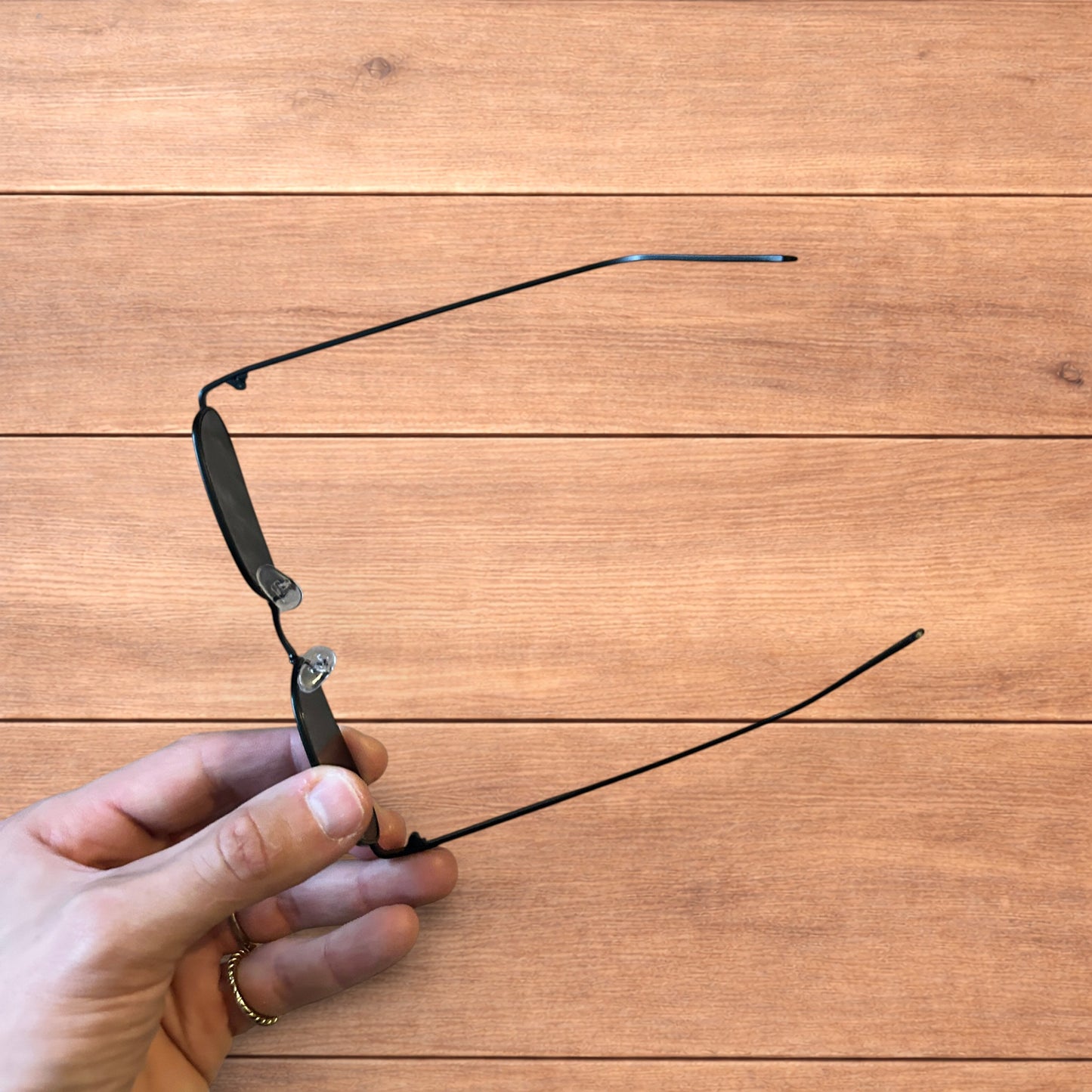 Lovely metal frame polarised sunglasses in black with black lense.