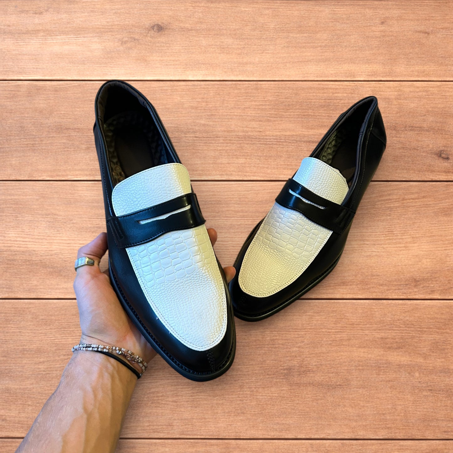 Lovely classic style loafers shoes in black and white design.