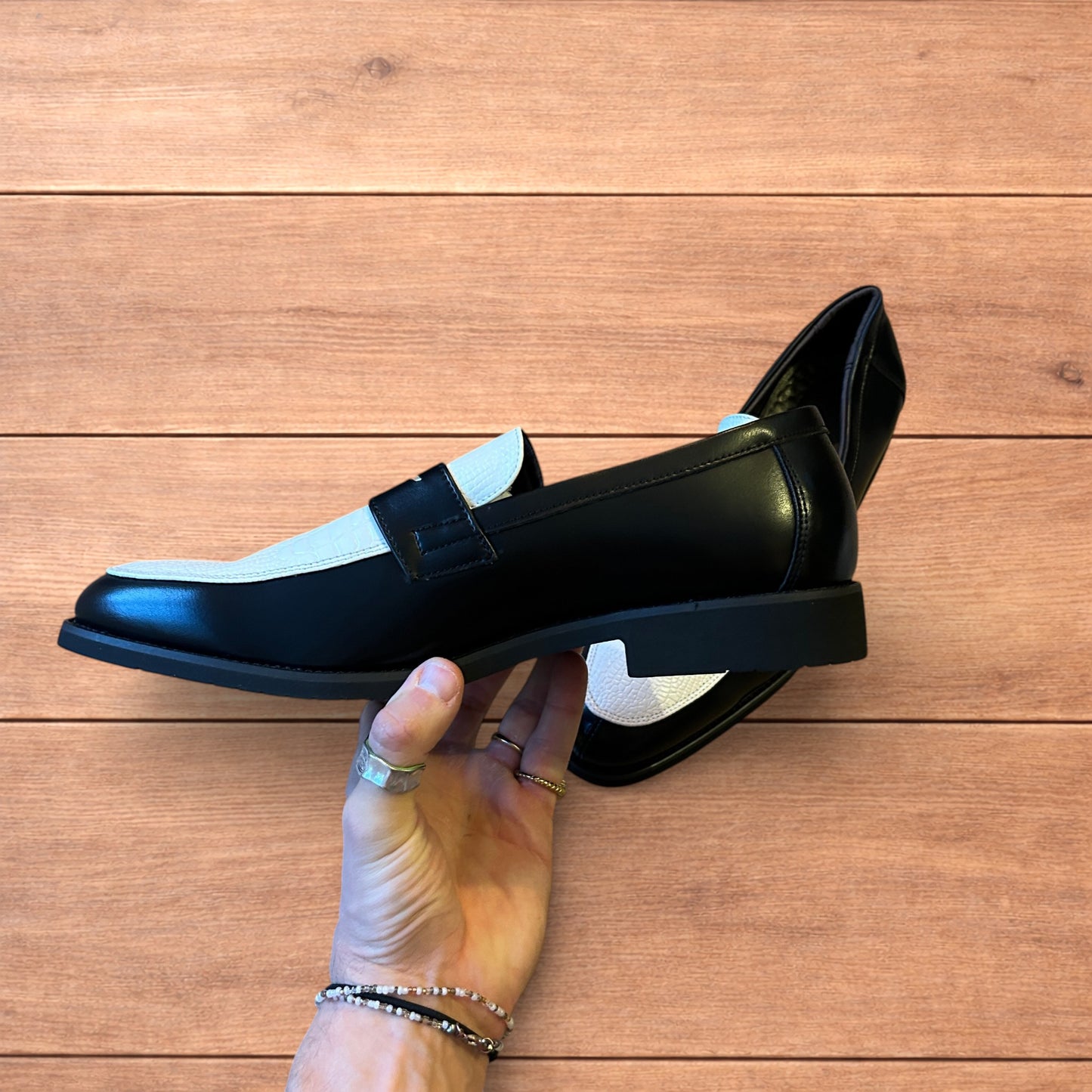Lovely classic style loafers shoes in black and white design.