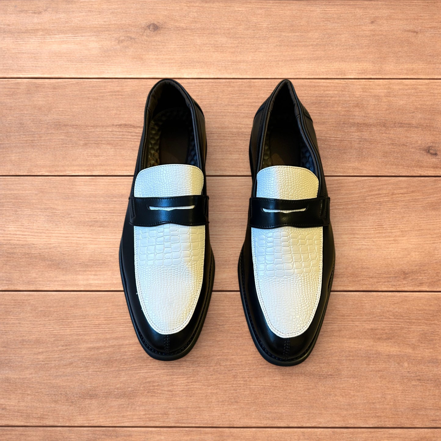 Lovely classic style loafers shoes in black and white design.