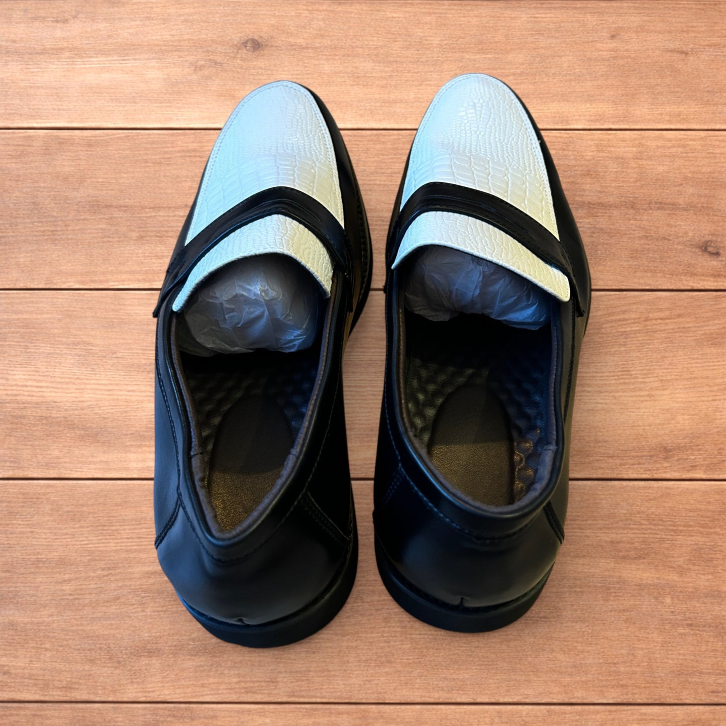 Lovely classic style loafers shoes in black and white design.