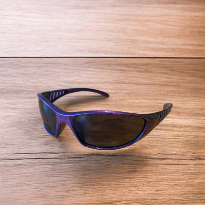 Cool wrap around sunglasses in purple frame with black lense. One size.