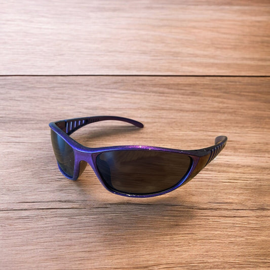 Cool wrap around sunglasses in purple frame with black lense. One size.