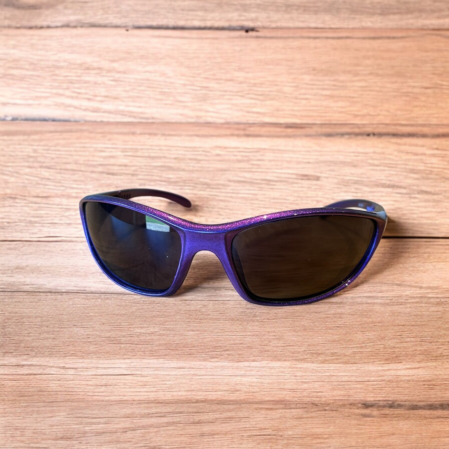 Cool wrap around sunglasses in purple frame with black lense. One size.