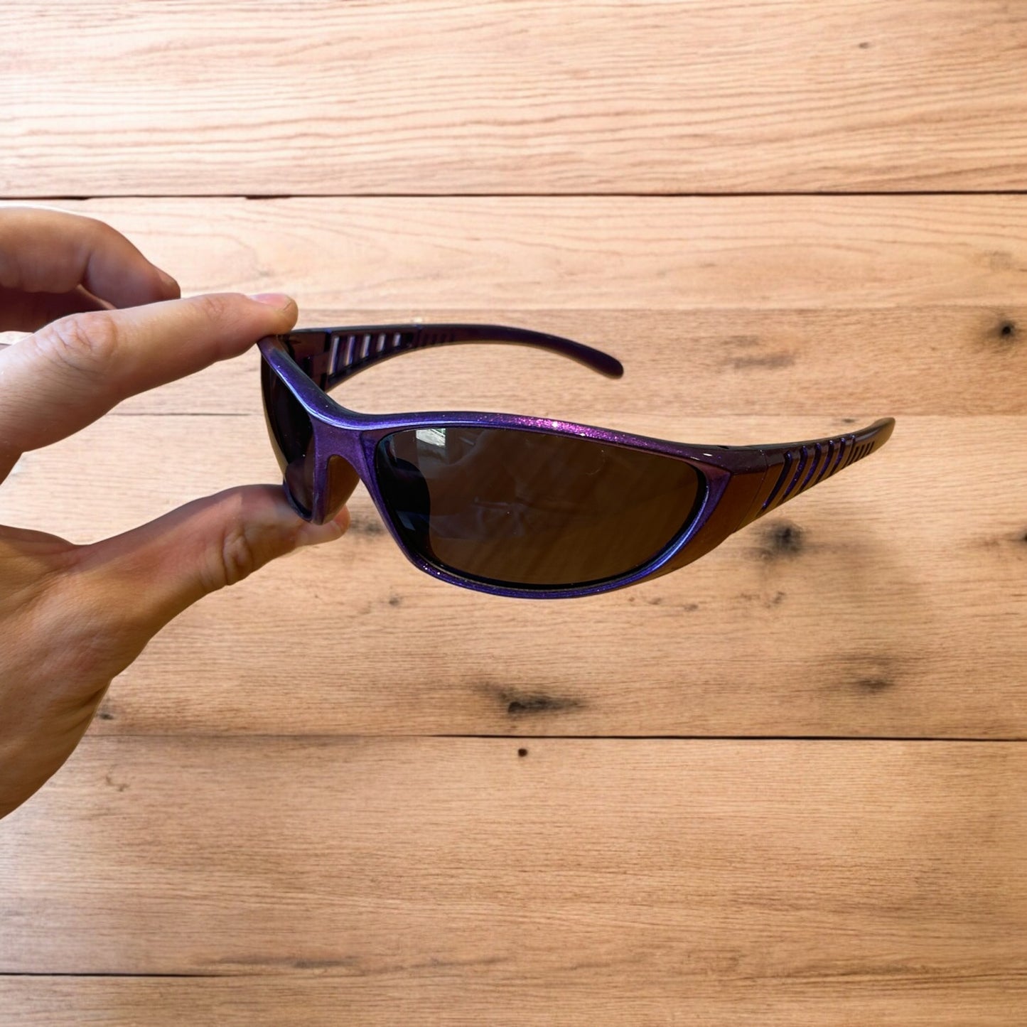 Cool wrap around sunglasses in purple frame with black lense. One size.
