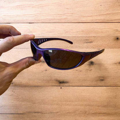 Cool wrap around sunglasses in purple frame with black lense. One size.