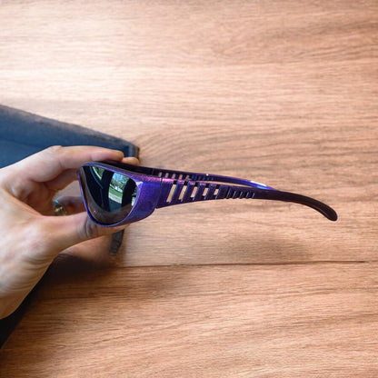 Cool wrap around sunglasses in purple frame with black lense. One size.