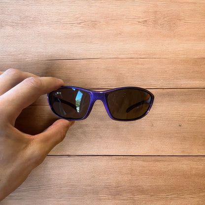 Cool wrap around sunglasses in purple frame with black lense. One size.