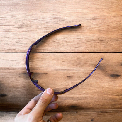 Cool wrap around sunglasses in purple frame with black lense. One size.