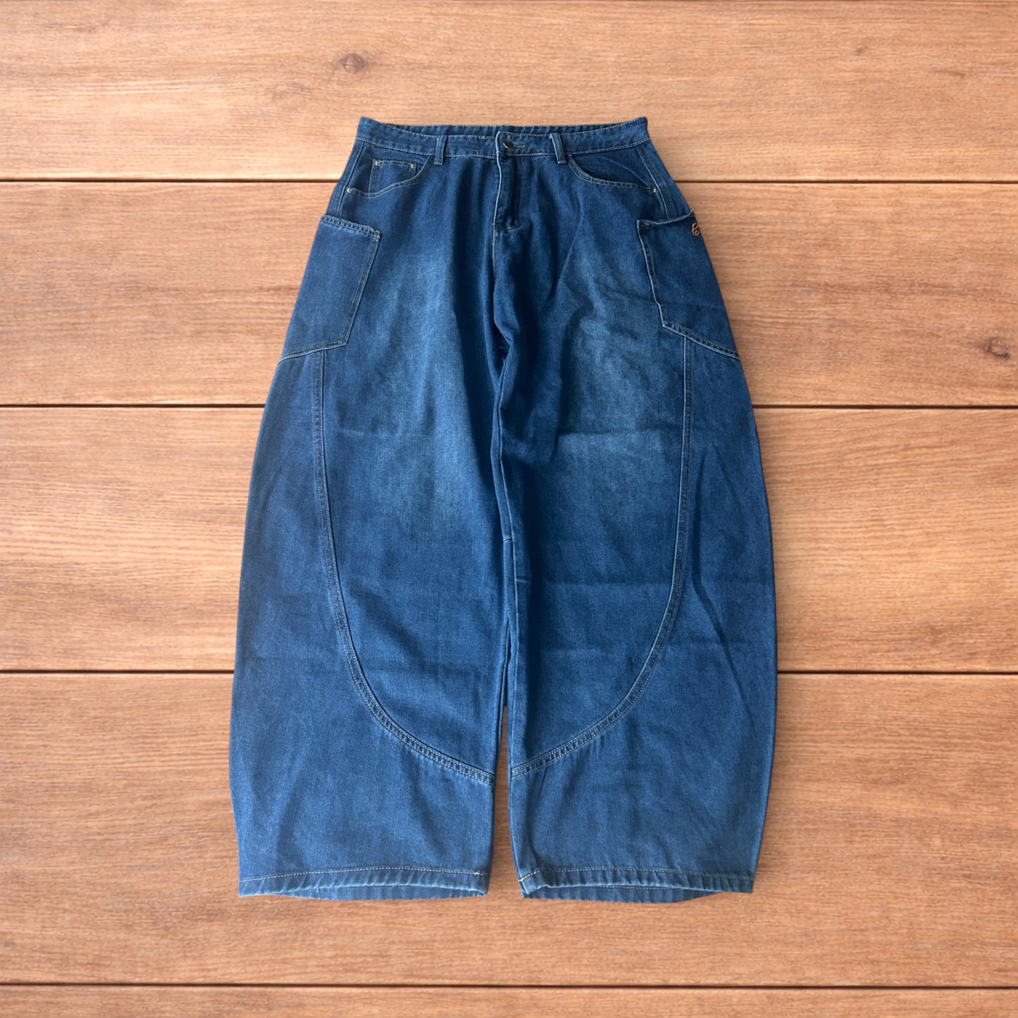 Incredible vintage style baggy wide leg skater fit jeans in mid blue.