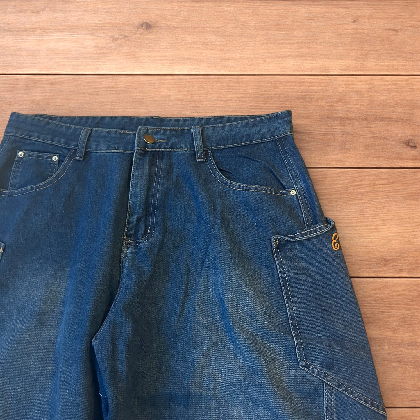 Incredible vintage style baggy wide leg skater fit jeans in mid blue.