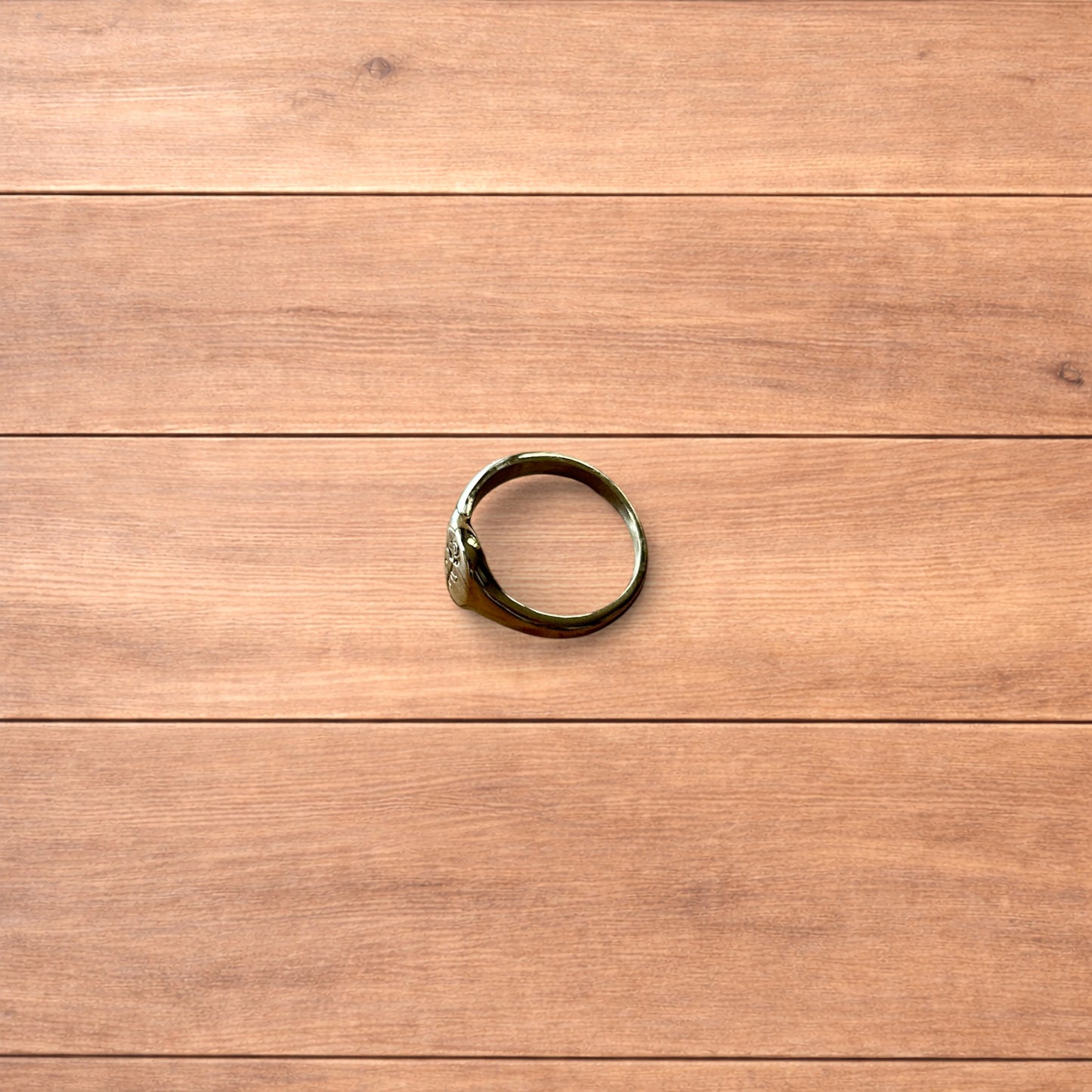 Lovely vintage style signet ring with rose detail in gold.