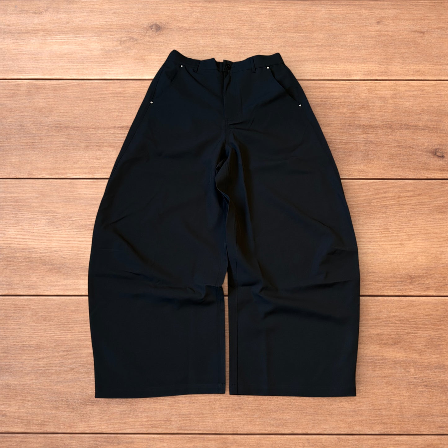 Vintage style baggy wide leg balloon fit tailored trousers in black.