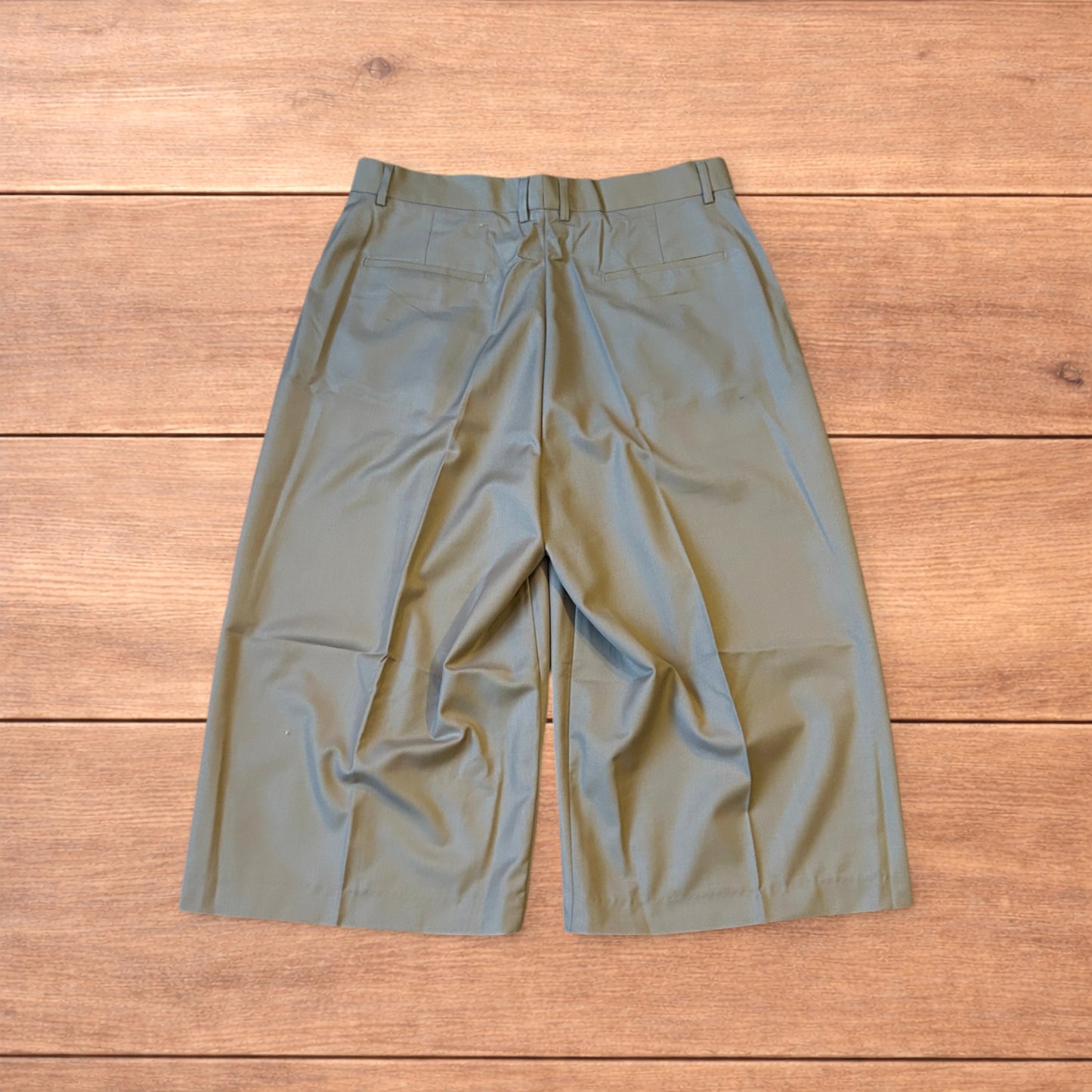 Vintage style baggy wide leg long tailored shorts in beige.