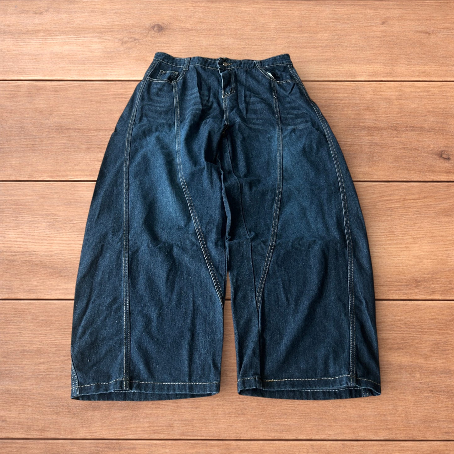 Vintage style baggy wide leg skater fit jeans w. embroidery in dark blue.