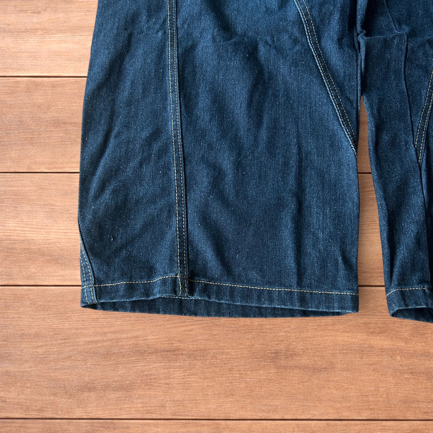 Vintage style baggy wide leg skater fit jeans w. embroidery in dark blue.
