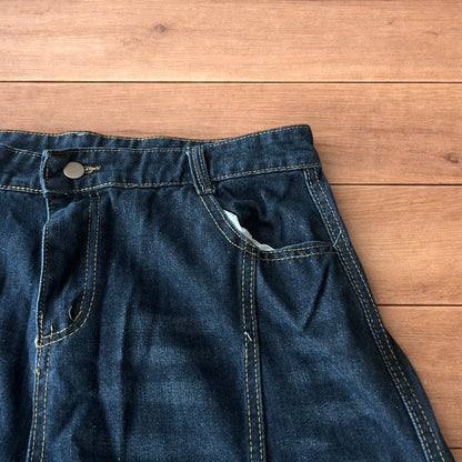 Vintage style baggy wide leg skater fit jeans w. embroidery in dark blue.