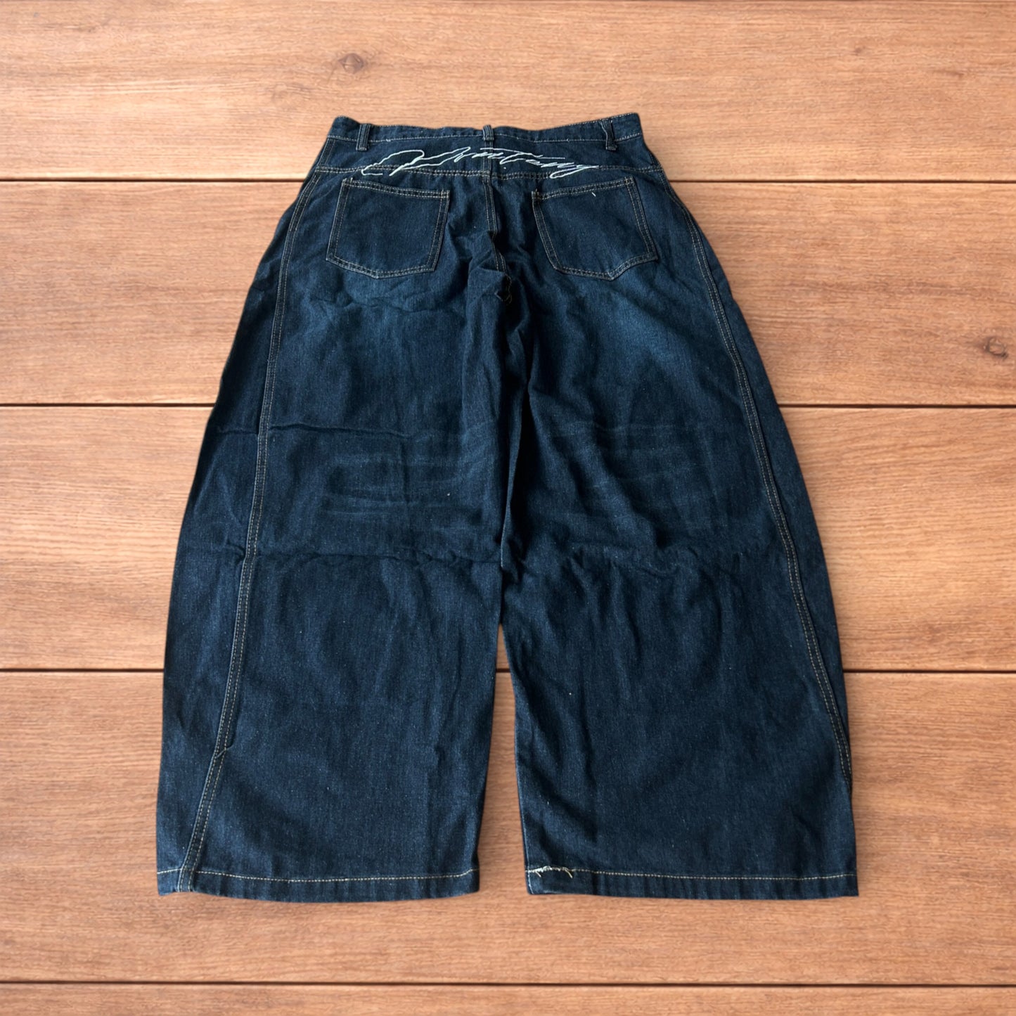 Vintage style baggy wide leg skater fit jeans w. embroidery in dark blue.