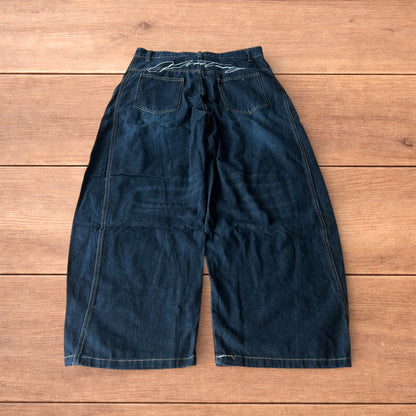 Vintage style baggy wide leg skater fit jeans w. embroidery in dark blue.