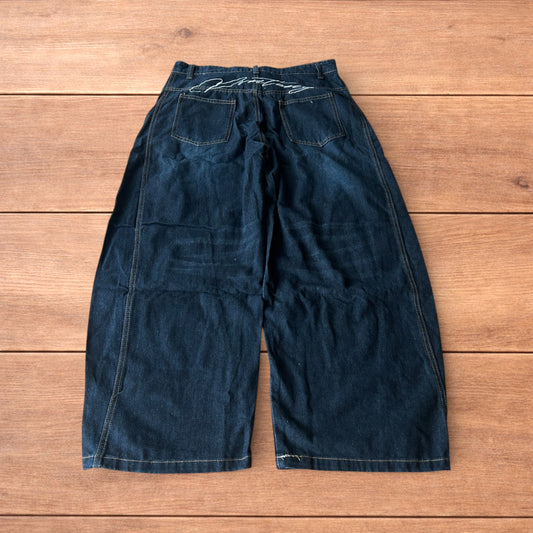 Vintage style baggy wide leg skater fit jeans w. embroidery in dark blue.