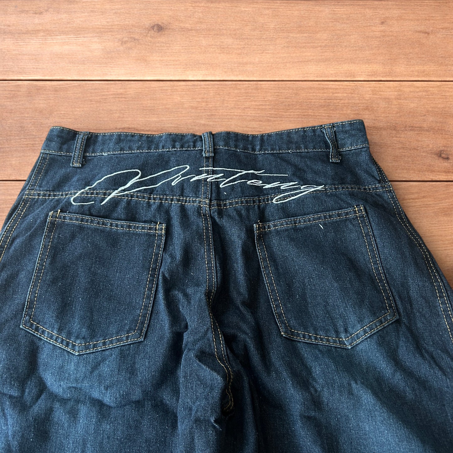 Vintage style baggy wide leg skater fit jeans w. embroidery in dark blue.