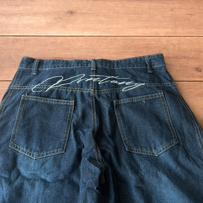 Vintage style baggy wide leg skater fit jeans w. embroidery in dark blue.