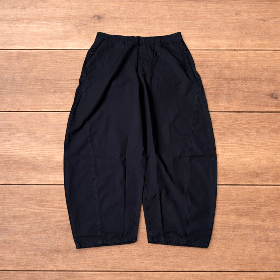 Baggy wide leg balloon chinos trousers in black.