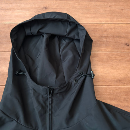Incredible outdoor zip up shell jacket coat in black.