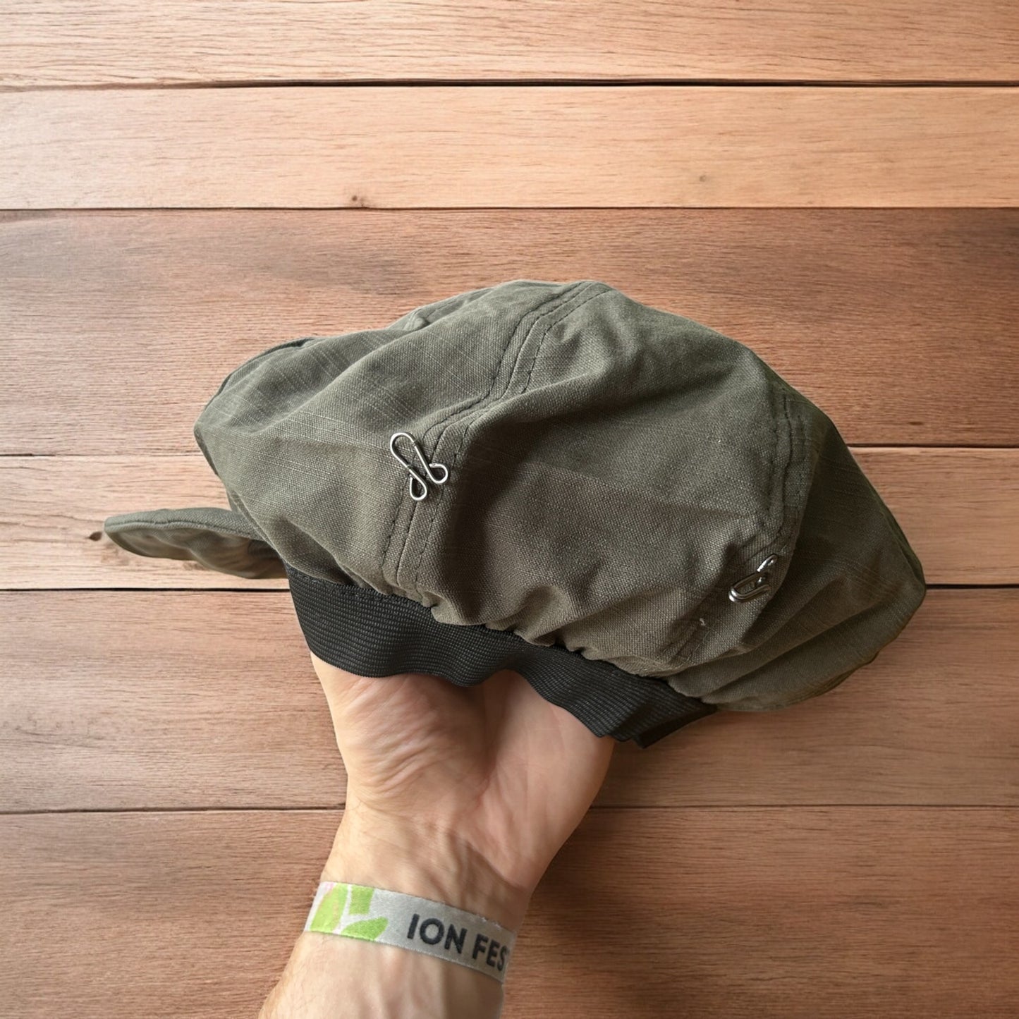 Vintage style newsboy painter flat cap beret in khaki green.