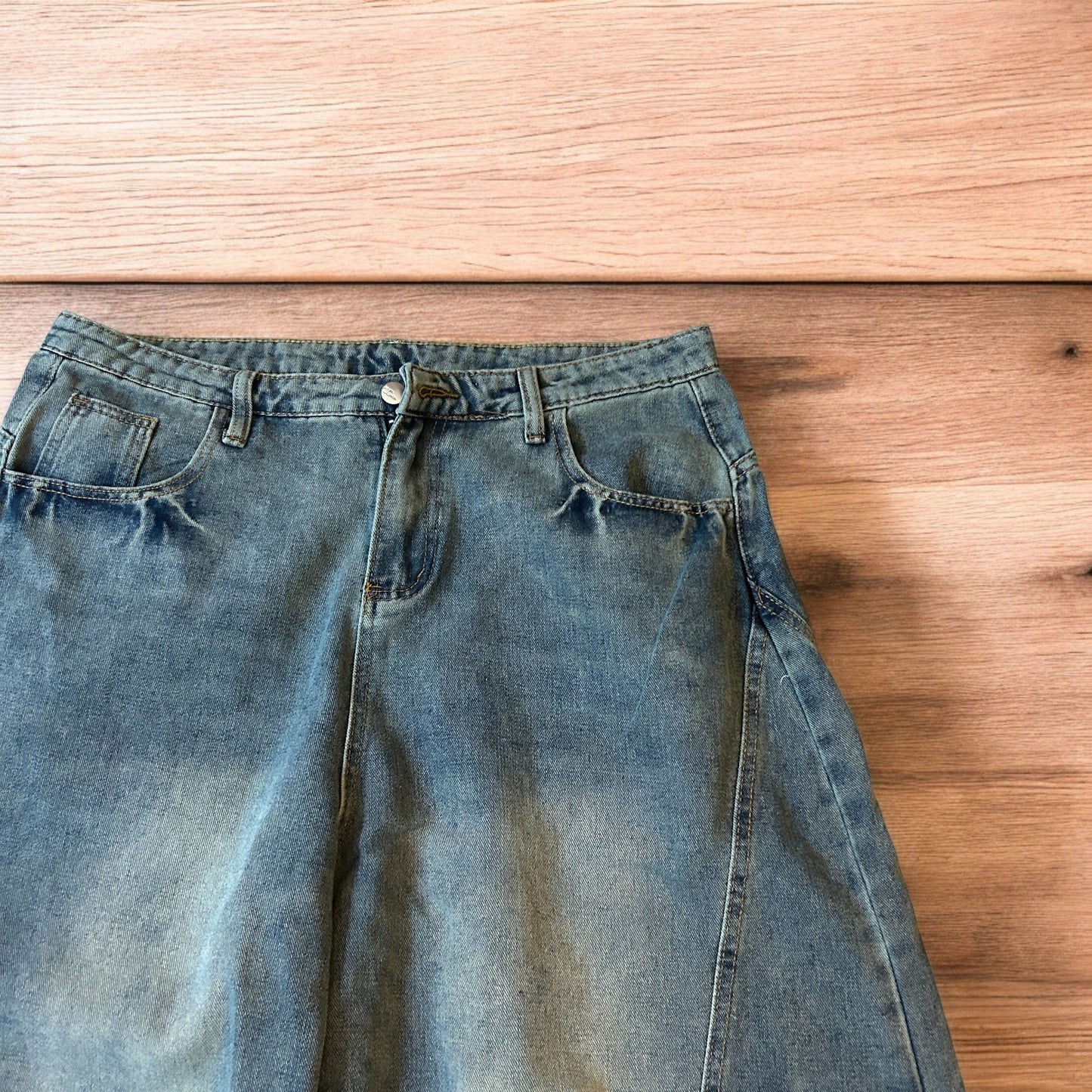 Incredible vintage style baggy wide leg skater fit jeans with fade in light blue.