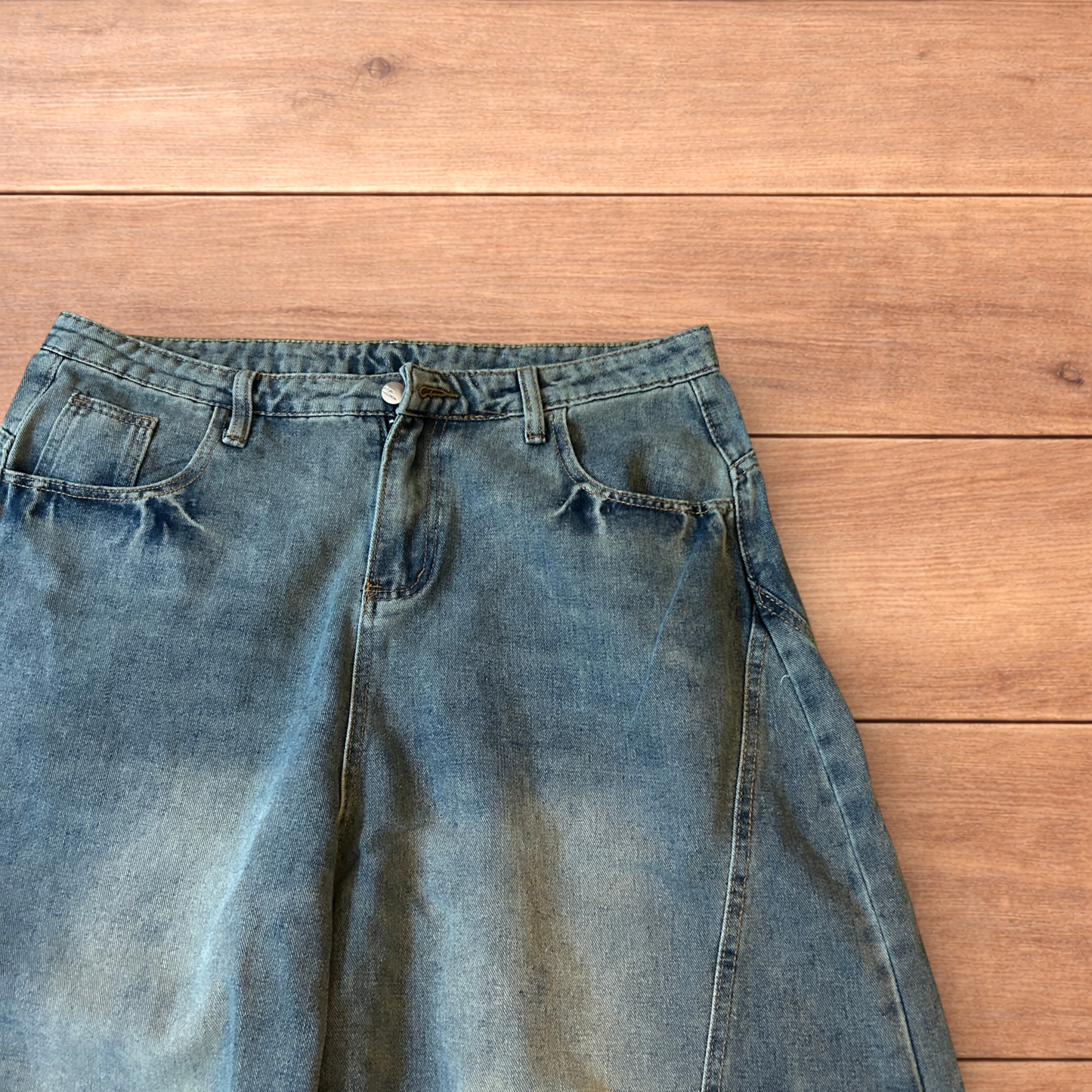 Incredible vintage style baggy wide leg skater fit jeans with fade in light blue.