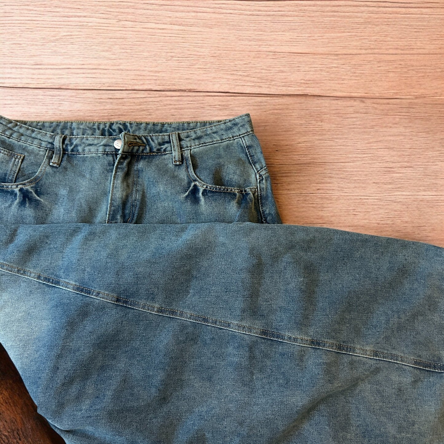 Incredible vintage style baggy wide leg skater fit jeans with fade in light blue.