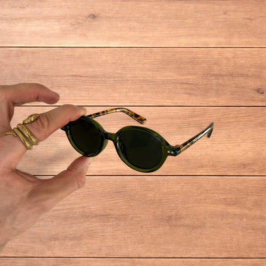 Cool rounded sunglasses in leopard print/green with black lense.