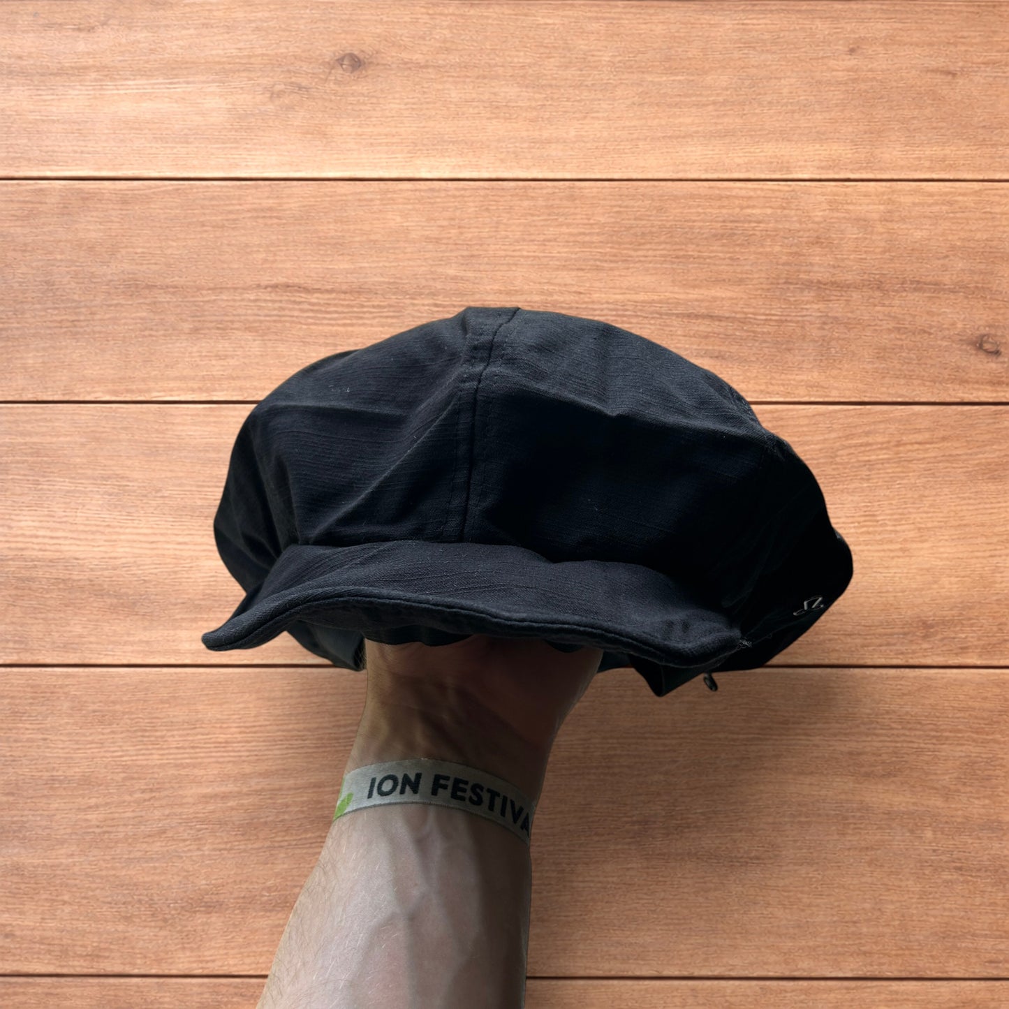 Vintage style newsboy painter flat cap beret in black.