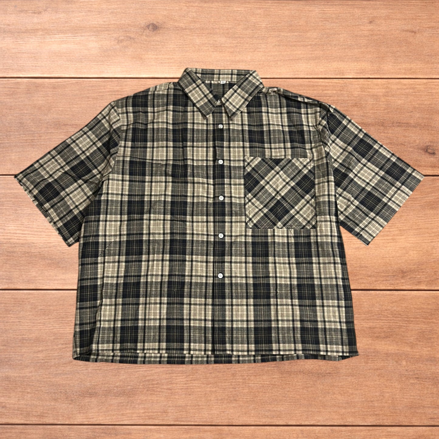 Vintage style checkered cotton short sleeve button up shirt in navy blue/beige.