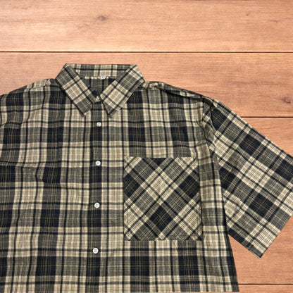 Vintage style checkered cotton short sleeve button up shirt in navy blue/beige.