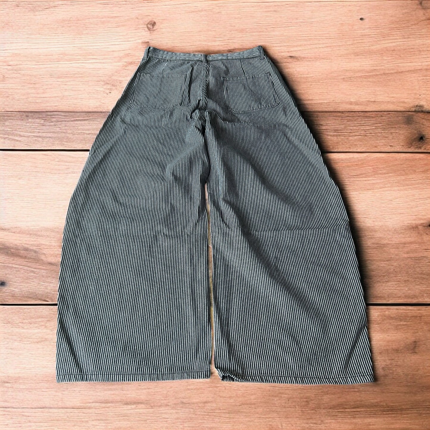 Vintage style wide leg baggy pinstripe trousers in black/white.