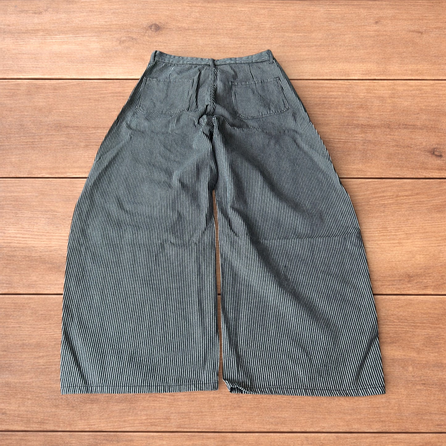 Vintage style wide leg baggy pinstripe trousers in black/white.