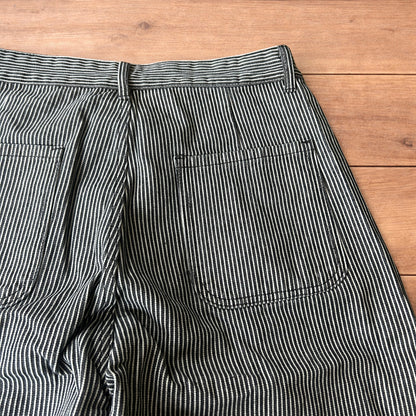 Vintage style wide leg baggy pinstripe trousers in black/white.