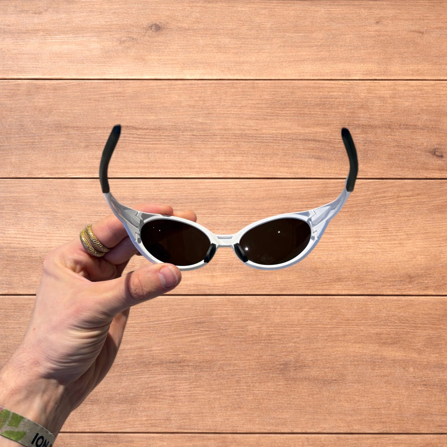 Insane mirrored polarised sunglasses in white with brown lense.